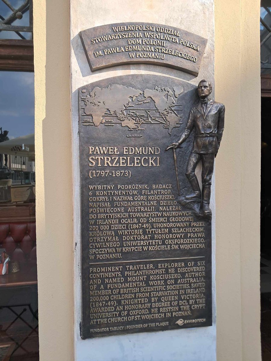 Na zdjęciu tablica pamiątkowa P. E. Strzeleckiego na Starym Rynku w Poznaniu.