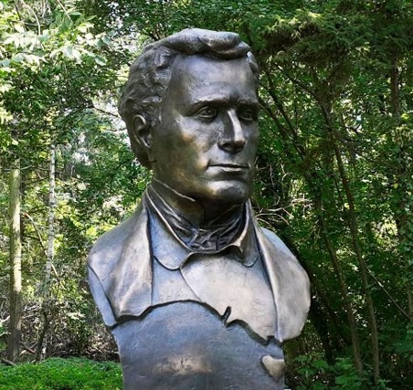 Na zdjęciu fragment pomnika Pawła Edmunda Strzeleckiego w Koszutach.