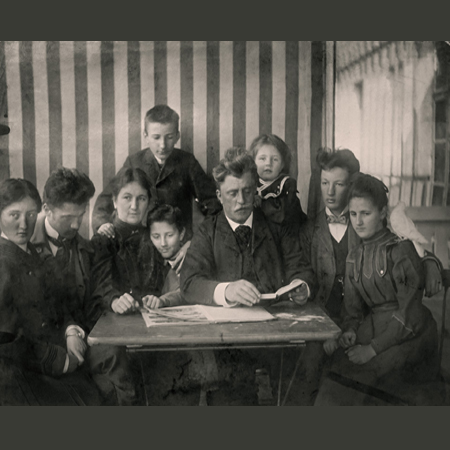 Czarno-biała fotografia rodzinna, Helena i Leon Hulewicz z dziećmi, Mielęcin 1906, fot. Helena Hulewiczowa, zb. Witolda Żylicza