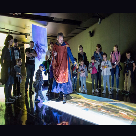 Uczestnicy zwiedzają wystawę