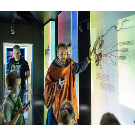 Dzieci w trakcie oprowadzania z przewodnikiem