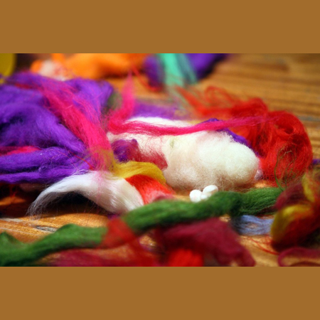 Kolorowe strzępki wełny w dużym zbliżeniu.