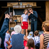 Na zdjęciu znajduje się mężczyzna oraz kobieta na scenie.