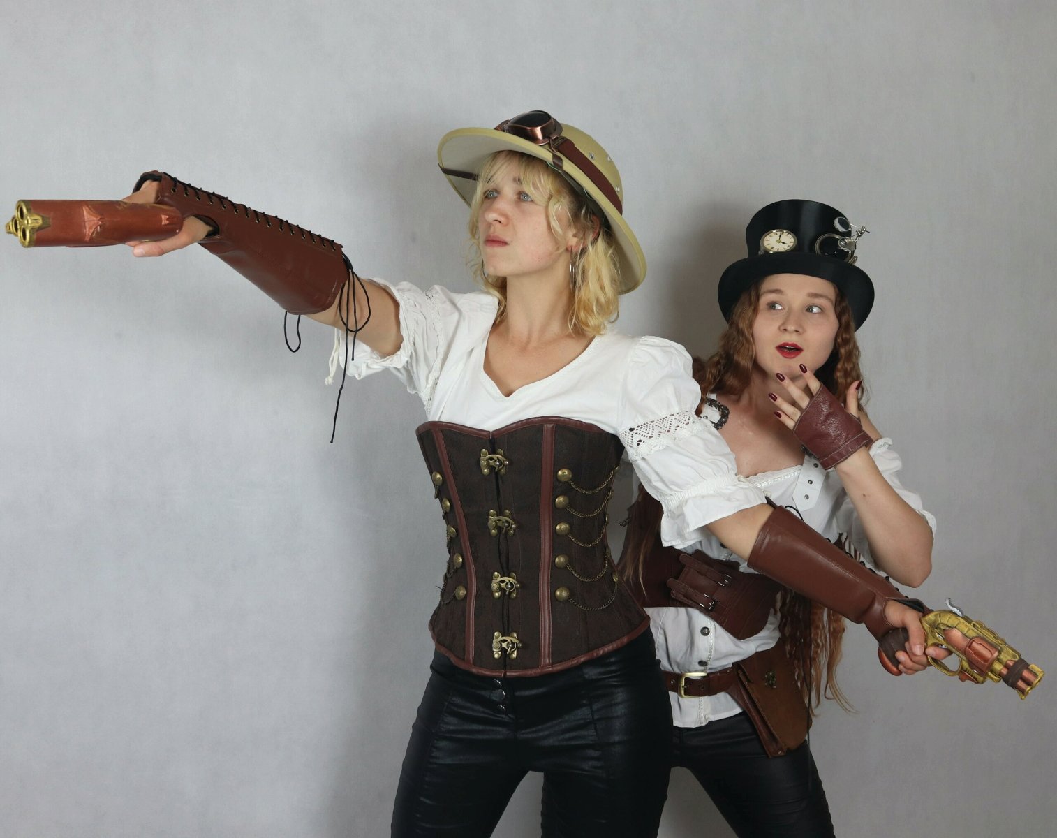 Na zdjęciu są dwie kobiety, które podróżują w czasie.