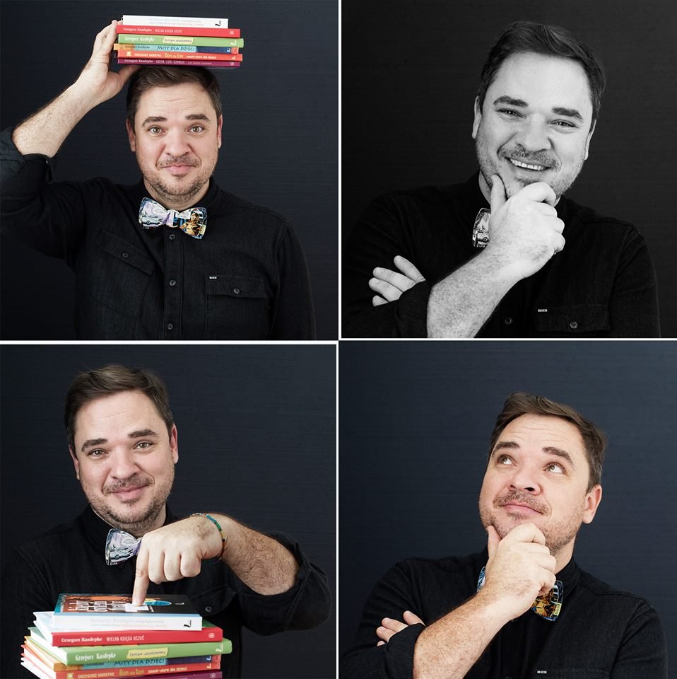 Na zdjęciu widoczny jest kolarz z czterema zdjęciami przedstawiającymi Grzegorza Kasdepke. Na zdjęciach autor trzyma książki oraz wygłupia się.