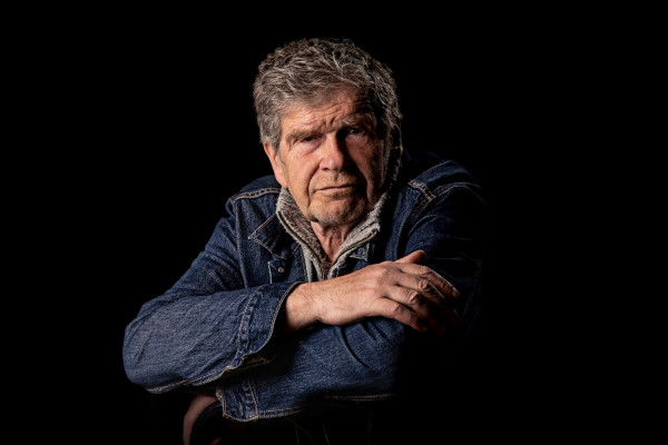 Zdjęcie Lecha Dyblika, który patrzy na wprost, ciemne tło.