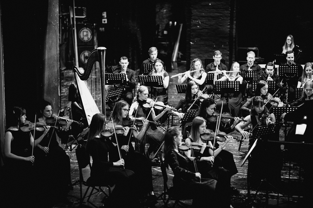 czarno-białe zdjęcie orkiestry na scenie, podczas koncertu