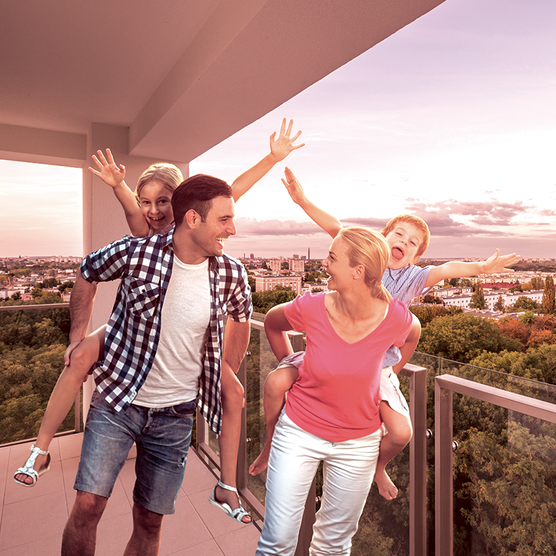 zdjęcie rodziny na balkonie