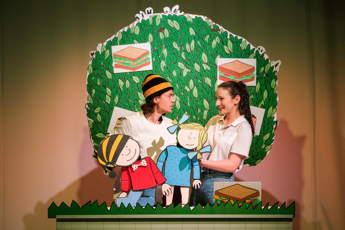 Zdjęcie przedstawiające dwóch aktorów na scenie z lalkami Gapiszona i Zuzi. W tle makieta drzewa.