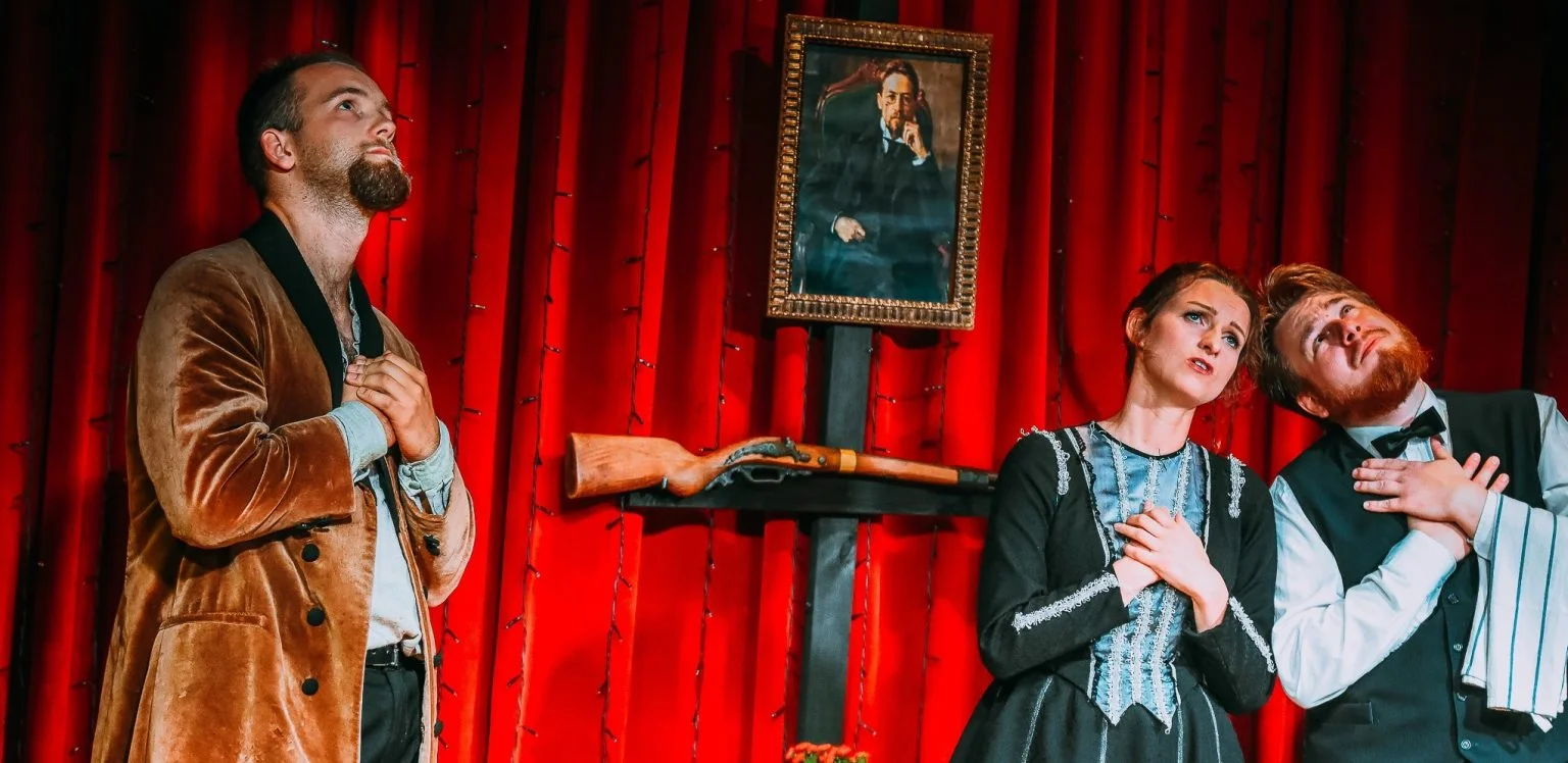 Mężczyzna i kobieta, stojący obok siebie z uniesionymi twarzami ku górze i złożonymi rękami na piersiach.