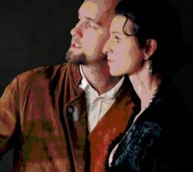 Mężczyzna i kobieta stojący koło siebie, patrzący w bok.