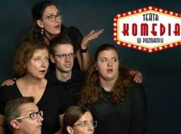 Sześć osób w grupie, obok siebie, wyglądające na zdziwione, patrzące w bok. W górnym, prawym rogu logo Teatru Komedia w Poznaniu.