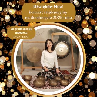 Kobieta w średnim wieku z czarnymi włosami. Ubrana w biały długi rękaw i wzorzyste spodnie. Siedzi na podłodze pokrytej dywanami. Za nią wiszą 2 gongi. Przed nią leży kilka mis. Wokół zdjęcia białe i złote kółka rozmyte w stylu bokeh.