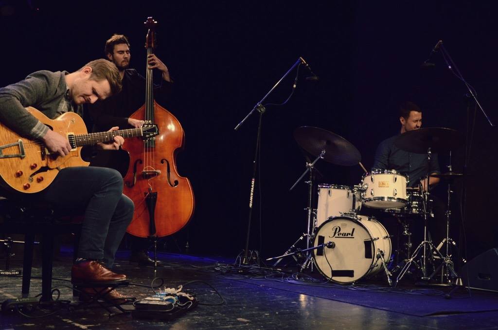 zespół z instrumentami