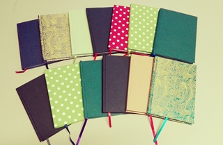 zestaw kolorowych notesów