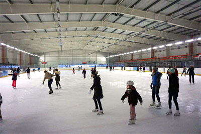 Dzieci na lodowisku.