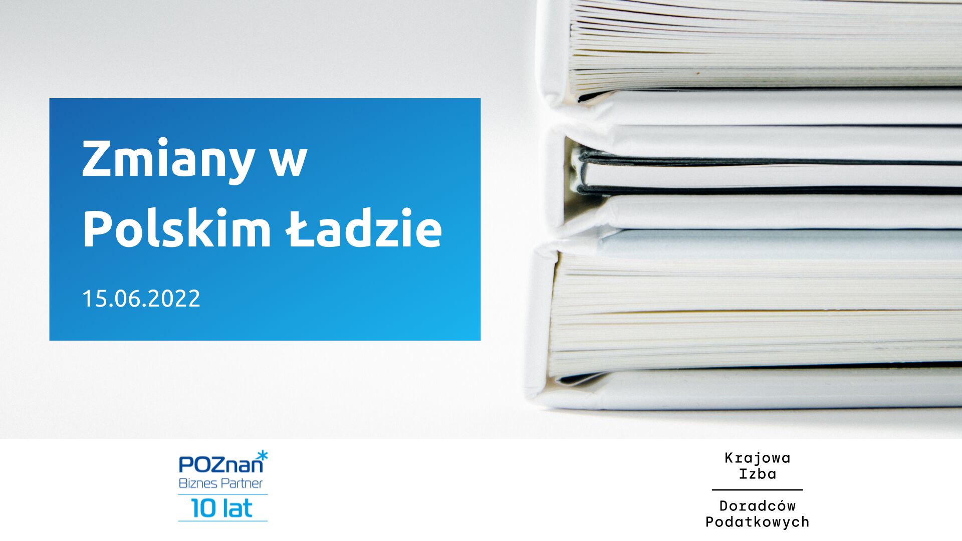 Zdjęcie przedstawia stertę segregatorów i tytuł szkolenia.