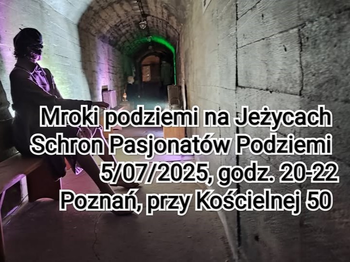 Wnętrze betonowego korytarzu w schronie, informacje o zwiedzaniu schronu, pod ścianą manekin kobiety na Ławce.
