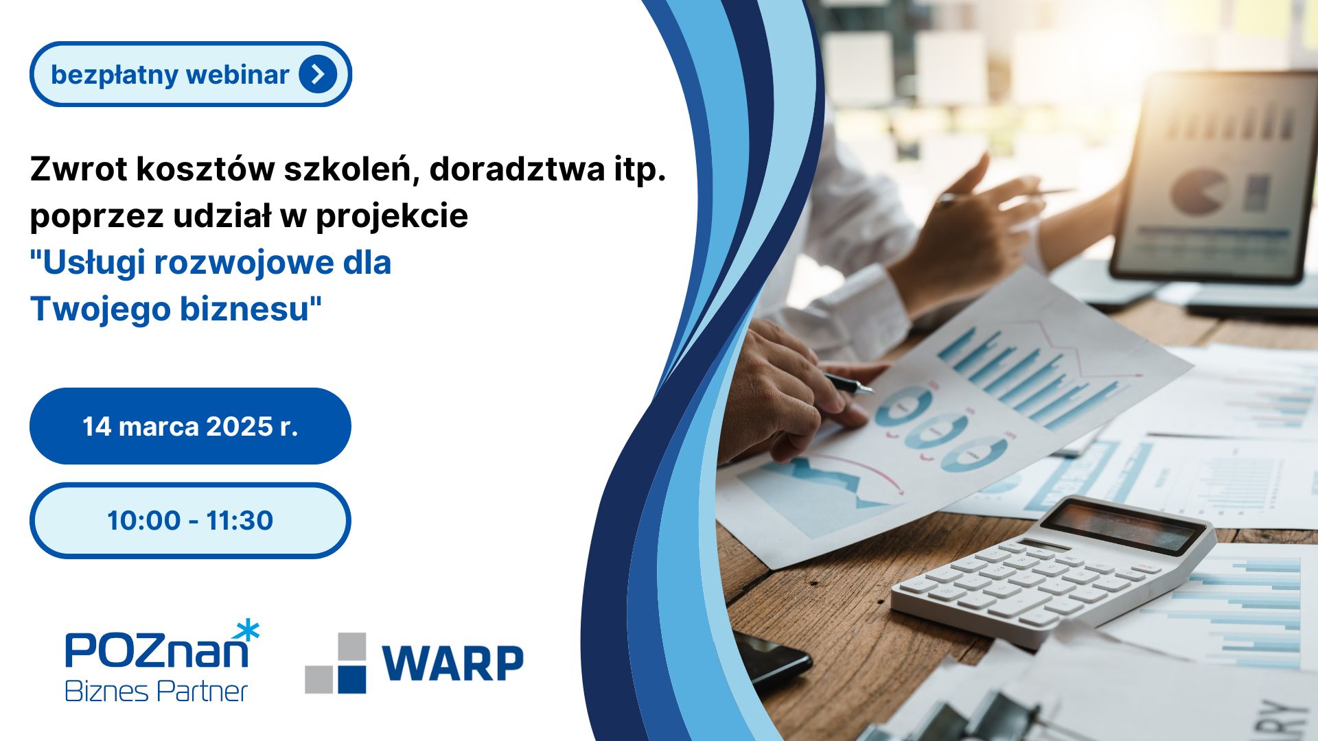 Grafika promująca szkolenie. Białe tło, po prawej zdjęcie ukazujące biurko z laptopem, dokumentami i kalkulatorem. Po środku motyw błękitno-granatowej fali rozdzielającej zdjęcie od tła. Na dole logo Poznań Biznes Partner i WARP.