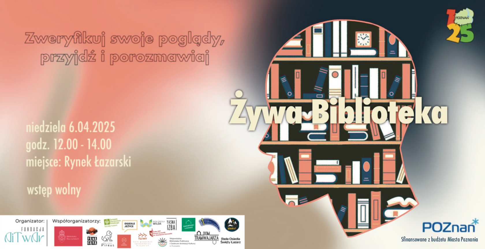 Plakat reklamujący wydarzenie Żywa Biblioteka. Kontury ludzkiej głowy, w której znajdują się półki a na nich liczne książki. Obok napisy informujące o wydarzeniu.