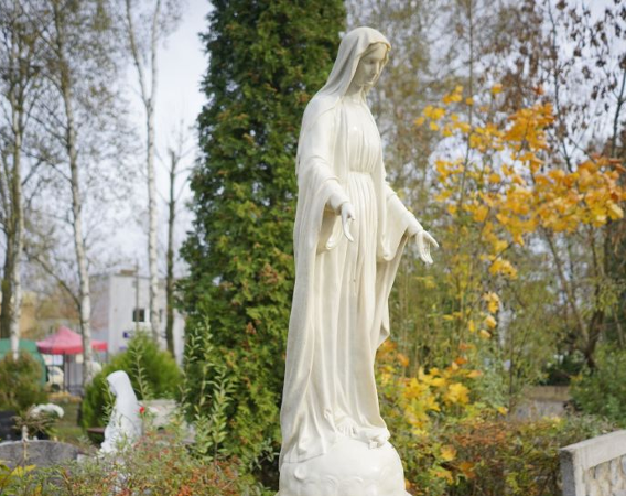 fot. Grzegorz Dembiński Pomnik Matki Boskiej na cmentarzu.