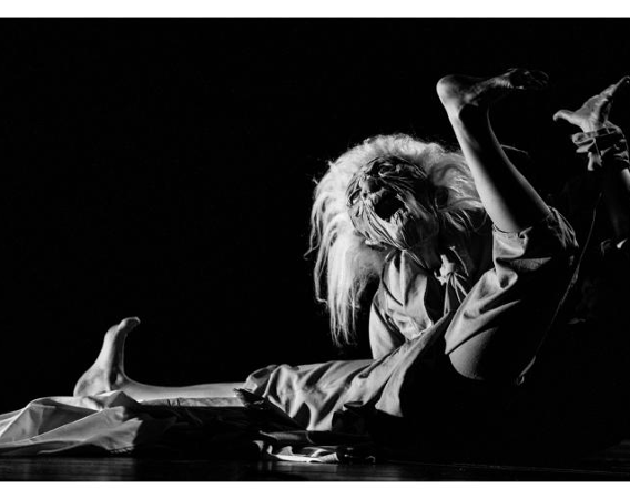 "Trzy ćwierci do śmierci", fot. fot. HaWa Przewrócona postać. Zamiast głowy żywego aktora jest głowa lalki/staruszki z potarganymi siwymi głowami.